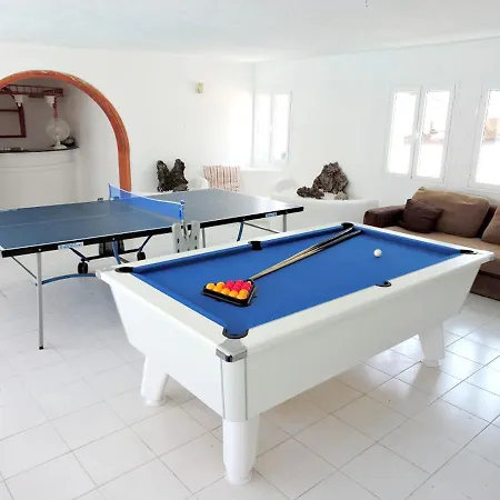 With 8 Bedrooms In With Wonderful Sea View Private Pool Enclosed Garden 4 Km From The Beach Villa *